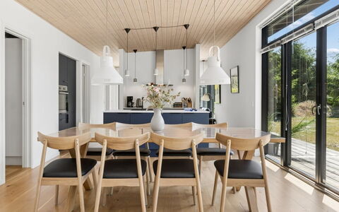 Gonne - 350M from the Sea: Mueble, Diseño De Interiores, Madera, Piso, Cocina Y Comedor Mesa, Techo, Comedor, Silla, Suelo, Mesa