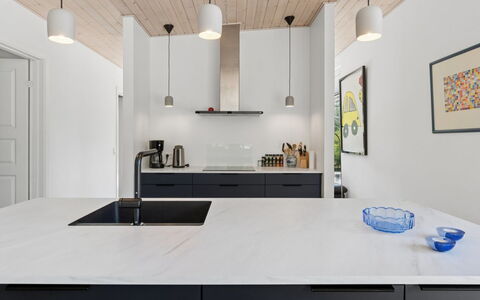 Gonne - 350M from the Sea: Mostrador, Cocina, Mueble, Diseño De Interiores, Aparato De Cocina, Gabinetes, Piso, Lámpara, Madera, Techo