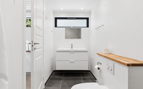 Gonne - 350M from the Sea: Piso, Pared, Suelo, Diseño De Interiores, Arreglo De Tubería, Baño, Mueble De Baño, Baño, Lavabo, Plomería