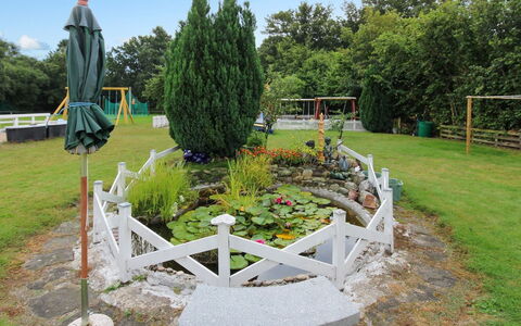 Annamia - 250M from the Sea: Jardín, Arbusto, Césped, Patio Interior, Paisajismo, Yarda, Parque, Jardín Botánico, Hojas Perennes