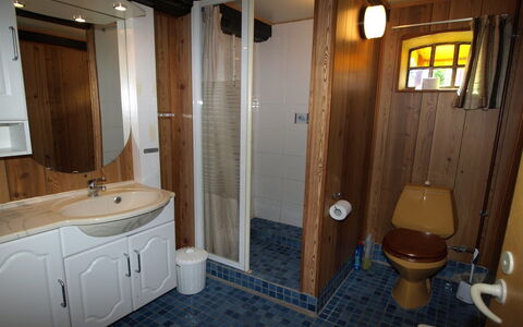 Annamia - 250M from the Sea: Arreglo De Tubería, Madera, Lavabo Del Baño, Piso, Baño, Lavabo, Suelo, Diseño De Interiores, Plomería, Grifo