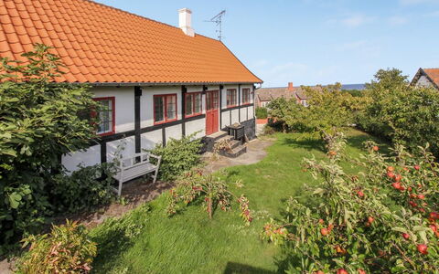 Melusine - 200M from the Sea: Madera, Casa, Cabaña, Casa, Techo, Área Rural, Vía Muerta, Cuarto De Troncos, Edificios Del Jardín, Madera Dura