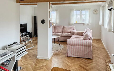 Melusine - 200M from the Sea: Madera, Casa, Cabaña, Casa, Techo, Área Rural, Vía Muerta, Cuarto De Troncos, Edificios Del Jardín, Madera Dura