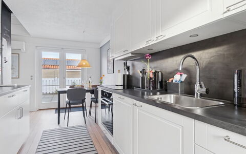 Majvi - 300M from the Sea: Cocina, Mostrador, Aparato De Cocina, Electrodoméstico, Piso, Diseño De Interiores, Gabinetes, Mueble, Fregadero, Lavabo