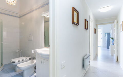 San Vincenzo 644: Espejo, Propiedad, Edificio, Arreglo De Tubería, Lavabo, Grifo, Encendiendo, Diseño De Interiores, Baño, Asiento Del Baño