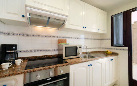 Calpe Playa: Mostrador, Gabinetes, Aparato De Cocina, Edificio, Estufa De Cocina, Electrodoméstico, Cocina, Madera, Suelo, Piso