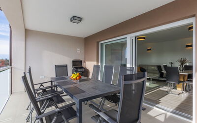 Villa Galici 110.2: Mesa, Mueble, Silla, Diseño De Interiores, Madera, Suelo, Piso, Sombra, Sala
