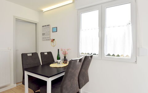 Anna: Propiedad, Mesa, Mueble, Ventana, Madera, Silla, Sombra, Diseño De Interiores, Rectángulo