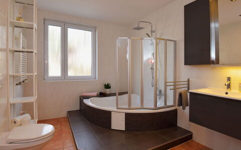 Carola: Grifo, Arreglo De Tubería, Propiedad, Mueble, Bañera, Lavabo, Madera, Baño, Ventana