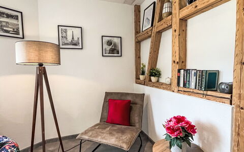 Carola: Marco, Propiedad, Mueble, Espejo, Planta, Diseño De Interiores, Madera, Flor, Suelo, Piso