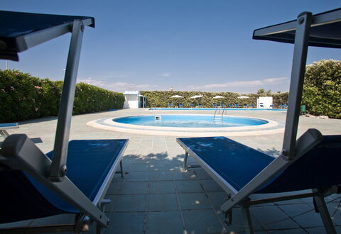 Baraka Apartments: Agua, Cielo, Piscina, Azur, Mueble Para Exteriores, Sunlounger, Planta, Sombra, Árbol, Rectángulo