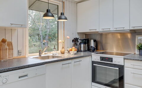Essi - 300M from the Sea: Cocina, Mostrador, Aparato De Cocina, Diseño De Interiores, Gabinetes, Electrodoméstico, Mueble, Lámpara, Electrodoméstico, Piso