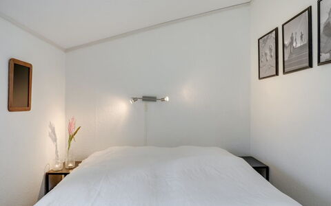 Essi - 300M from the Sea: Pared, Diseño De Interiores, Cama, Habitación, Techo, Mueble, Madera, Lámpara, Suelo, Piso