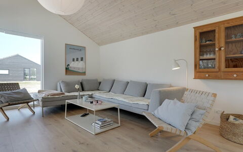 Oke - 350M from the Sea: Piso, Madera, Suelo, Suelos De Madera, Mueble, Diseño De Interiores, Sala, Techo, Sofá, Casa