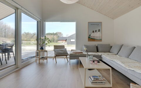 Oke - 350M from the Sea: Madera, Piso, Suelo, Suelos De Madera, Techo, Casa, Sala, Tablón, Sofá, Madera Dura
