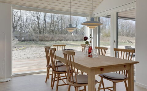 Oke - 350M from the Sea: Piso, Madera, Mueble, Suelo, Diseño De Interiores, Cocina Y Comedor Mesa, Comedor, Mesa, Silla, Manchas De Madera