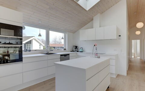 Oke - 350M from the Sea: Madera, Piso, Techo, Diseño De Interiores, Suelo, Casa, Suelos De Madera, Cocina, Mostrador, Lámpara