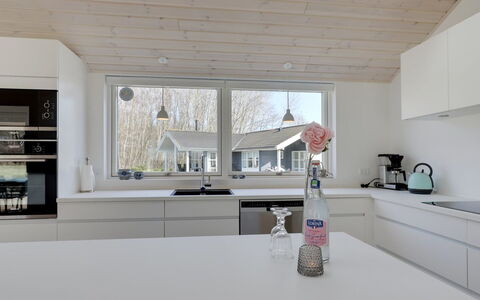 Oke - 350M from the Sea: Diseño De Interiores, Madera, Cocina, Techo, Mostrador, Piso, Lámpara, Casa, Suelo, Encendiendo