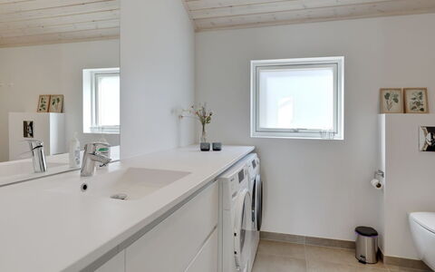 Oke - 350M from the Sea: Piso, Arreglo De Tubería, Suelo, Diseño De Interiores, Madera, Techo, Lavabo, Grifo, Baño, Mueble De Baño