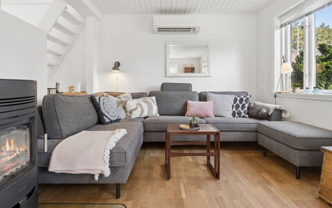 Anemette - 100M from the Sea: Mueble, Sofá, Diseño De Interiores, Piso, Madera, Suelo, Sala, Casa, Habitación