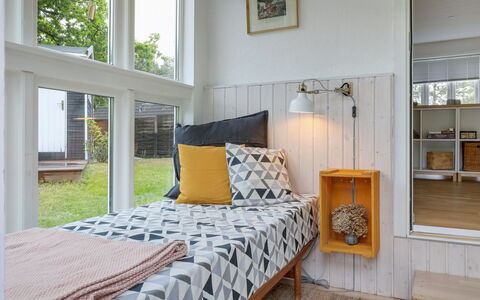 Anemette - 100M from the Sea: Madera, Diseño De Interiores, Habitación, Piso, Suelo, Cama, Mueble, Lecho, Sábana, Techo