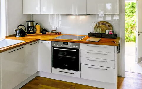 Anemette - 100M from the Sea: Aparato De Cocina, Cocina, Mostrador, Gabinetes, Electrodoméstico, Mueble, Electrodoméstico, Piso, Madera, Estufa