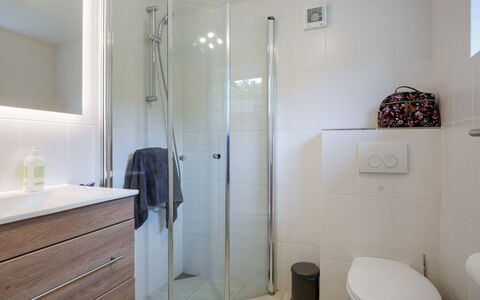 Anemette - 100M from the Sea: Baño, Piso, Diseño De Interiores, Suelo, Pared, Arreglo De Tubería, Lavabo Del Baño, Mueble De Baño, Baño, Plomería