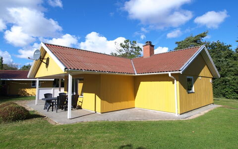 Berthilde - 400M from the Sea: Madera, Casa, Cabaña, Casa, Techo, Área Rural, Vía Muerta, Cuarto De Troncos, Edificios Del Jardín, Madera Dura