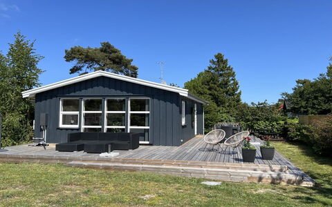Algeth - 350M from the Sea: Techo, Casa, El Terreno Del Lote, Casa, Cabaña, Inmuebles, Edificios Del Jardín, Sombra, Cuarto De Troncos, Paisajismo