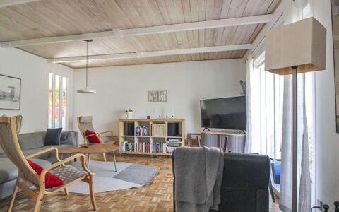 Christella - 200M from the Sea: Madera, Techo, Arquitectura, Casa, Casa, Cabaña, Vía Muerta, Madera Dura, Pendiente, Inmuebles