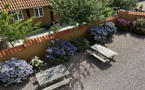 Ramona - 10M from the Sea: Madera, Casa, Cabaña, Casa, Techo, Área Rural, Vía Muerta, Cuarto De Troncos, Edificios Del Jardín, Madera Dura