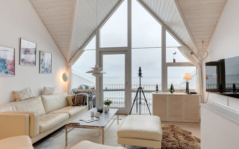 Armela - 10M from the Sea: Diseño De Interiores, Mueble, Techo, Casa, Sala, Sofá, Silla, Departamento, Suelos De Madera