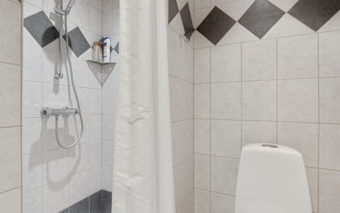 Armela - 10M from the Sea: Piso, Arreglo De Tubería, Suelo, Diseño De Interiores, Baño, Loseta, Plomería, Baño, Ducha