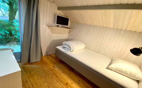 Iskra - 900M from the Sea: Cama, Habitación, Sábana, Suelo, Diseño De Interiores, Piso, Lecho, Madera, Mueble, Linos