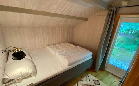 Iskra - 900M from the Sea: Habitación, Madera, Cama, Piso, Suelo, Diseño De Interiores, Sábana, Lecho, Marco De La Cama, Mueble