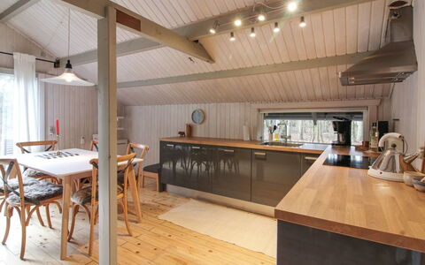 Iskra - 900M from the Sea: Piso, Madera, Diseño De Interiores, Suelo, Techo, Cocina, Mueble, Suelos De Madera, Mostrador, Lámpara