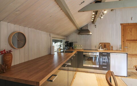 Iskra - 900M from the Sea: Piso, Cocina, Mostrador, Madera, Diseño De Interiores, Techo, Mueble, Suelo, Lámpara, Gabinetes