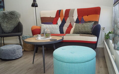 Seppe - 500M from the Sea: Mueble, Diseño De Interiores, Casa, Sala, Habitación, Amortiguar, Sofá, Comodidad, Arrojar La Almohada, Almohada