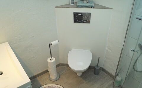 Seppe - 500M from the Sea: Asiento Del Baño, Baño, Arreglo De Tubería, Baño, Piso, Suelo, Diseño De Interiores, Plomería, Loseta