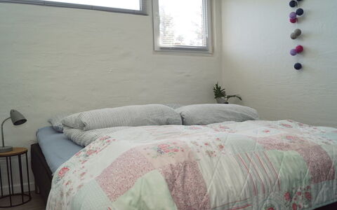 Seppe - 500M from the Sea: Cama, Habitación, Lecho, Sábana, Mueble, Diseño De Interiores, Linos, Textil, Suelo, Habitación