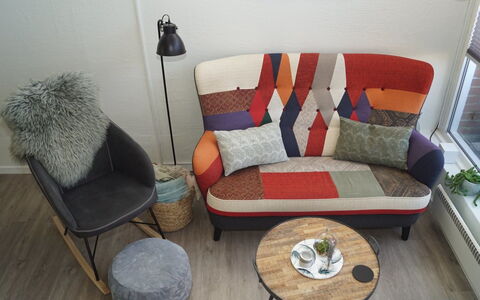 Seppe - 500M from the Sea: Mueble, Silla, Diseño De Interiores, Piso, Amortiguar, Comodidad, Sala, Manchas De Madera, Arrojar La Almohada