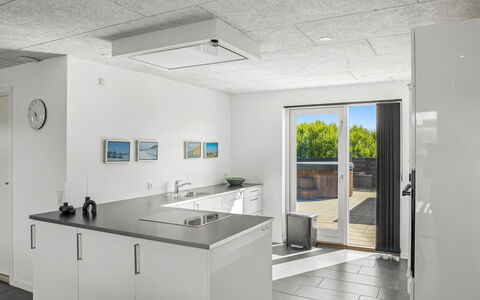 Ilfar - 700M from the Sea: Techo, Piso, Cocina, Diseño De Interiores, Suelo, Mostrador, Electrodoméstico, Gabinetes, Lámpara