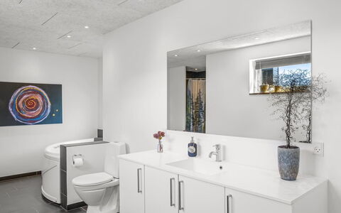 Ilfar - 700M from the Sea: Diseño De Interiores, Piso, Pared, Arreglo De Tubería, Suelo, Lavabo, Techo, Mueble De Baño, Baño, Lavabo Del Baño