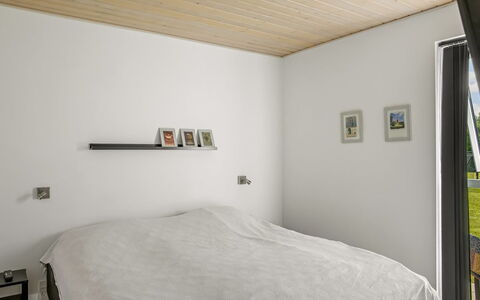 Ilfar - 700M from the Sea: Pared, Diseño De Interiores, Madera, Techo, Piso, Mueble, Habitación, Suelo, Cama, Lámpara