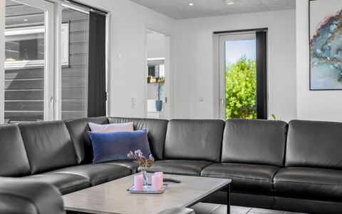 Ilfar - 700M from the Sea: Diseño De Interiores, Piso, Suelo, Sofá, Mueble, Sala, Comodidad, Cuero