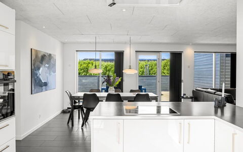 Ilfar - 700M from the Sea: Cocina, Diseño De Interiores, Piso, Techo, Suelo, Mostrador, Lámpara, Mueble, Gabinetes, Electrodoméstico