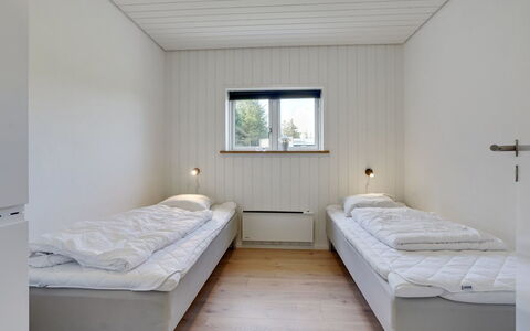 Øthbiorn - 1.1Km from the Sea: Madera, Habitación, Techo, Suelo, Piso, Cama, Habitación, Lecho, Marco De La Cama, Sábana