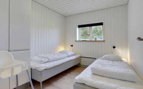 Øthbiorn - 1.1Km from the Sea: Madera, Habitación, Techo, Cama, Diseño De Interiores, Suelo, Piso, Sábana, Lecho, Habitación
