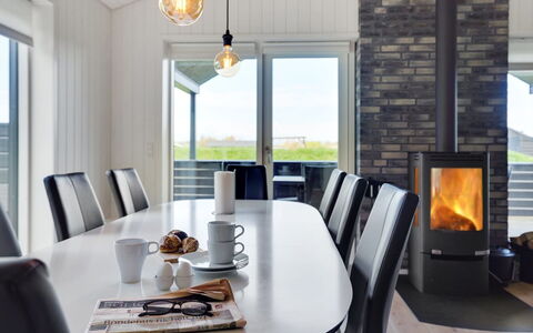 Øthbiorn - 1.1Km from the Sea: Mueble, Diseño De Interiores, Piso, Madera, Suelo, Encendiendo, Mesa, Silla, Sala, Casa