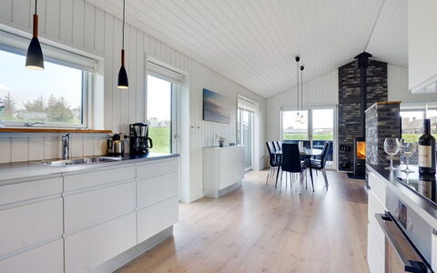 Øthbiorn - 1.1Km from the Sea: Madera, Piso, Casa, Suelo, Techo, Suelos De Madera, Cocina, Mostrador, Madera Dura, Tubo De Lámpara